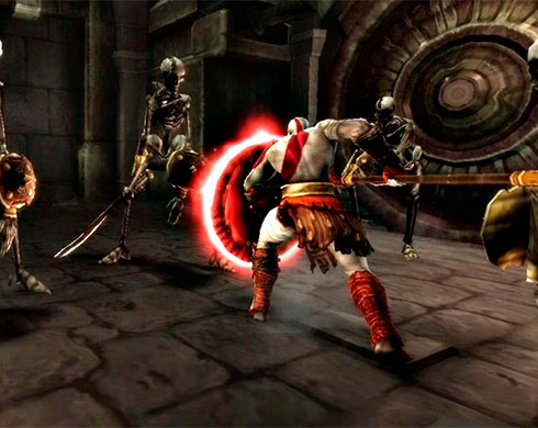 Imagen de Kratos usando sus armas Espartanas contra unos enemigos no muertos en el juego God of War: Ghost of Sparta.