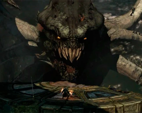 Imagen de Kratos enfrentándose a Caribdis en el juego God of War: Ascension.