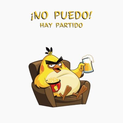 Pájaro Cabreado amarillo, con cerveza y palomitas viendo futbol en la tele