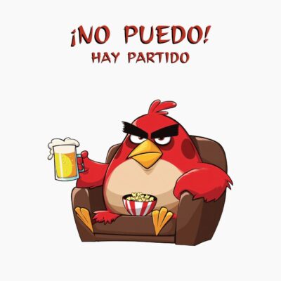 Red Rojo Pájaro Cabreado en el sofá con cerveza y palomitas viendo el futbol